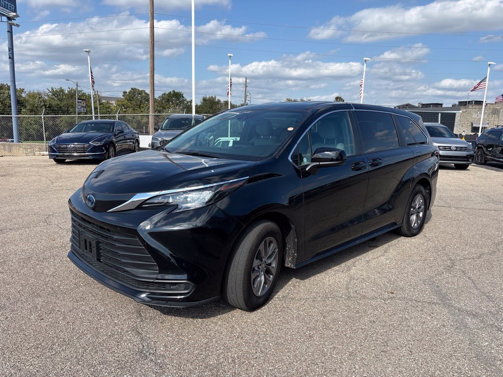Used 2025 Toyota Sienna LE FWD image 3