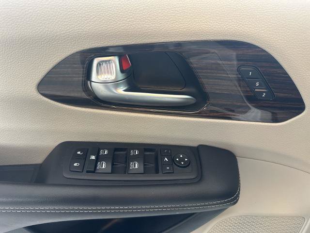 Used 2023 Chrysler Pacifica Limited FWD image 19