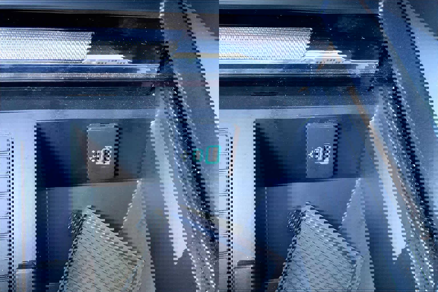 Certified 2024 Ford F350 Lariat w/ Tremor Off-Road Package image 32