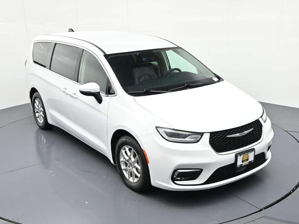 Used 2023 Chrysler Pacifica Touring-L FWD image 29