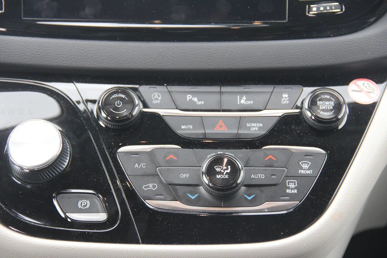 Used 2024 Chrysler Pacifica Touring-L FWD image 24