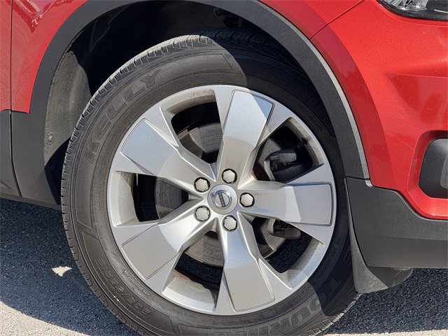 Used 2021 Volvo XC40 T4 Momentum image 32