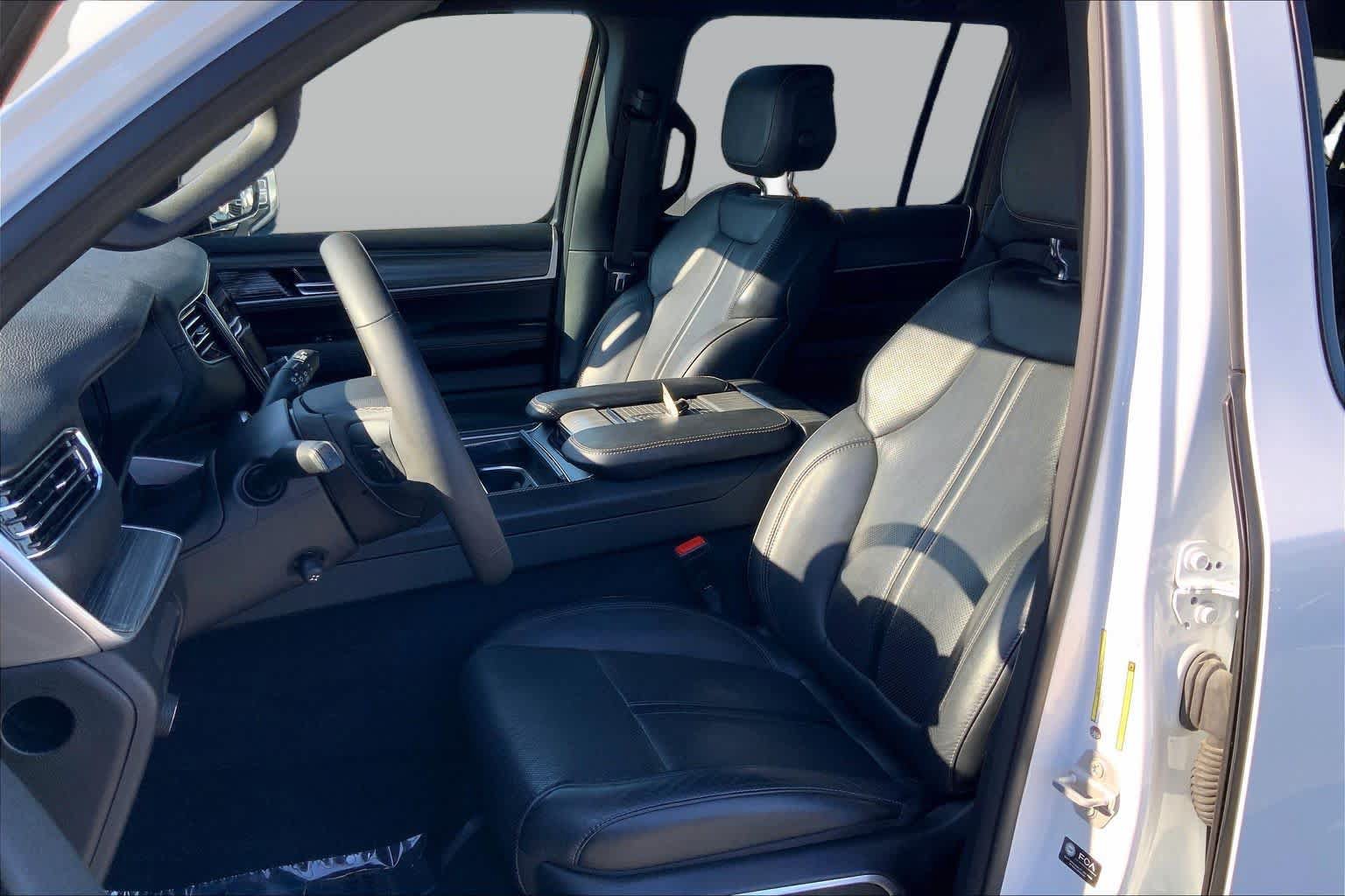 Used 2024 Jeep Wagoneer L Series II w/ Flexible Seating Group AWD/4WD image 8
