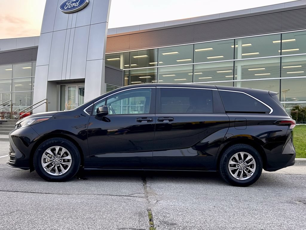 Used 2025 Toyota Sienna LE FWD image 3