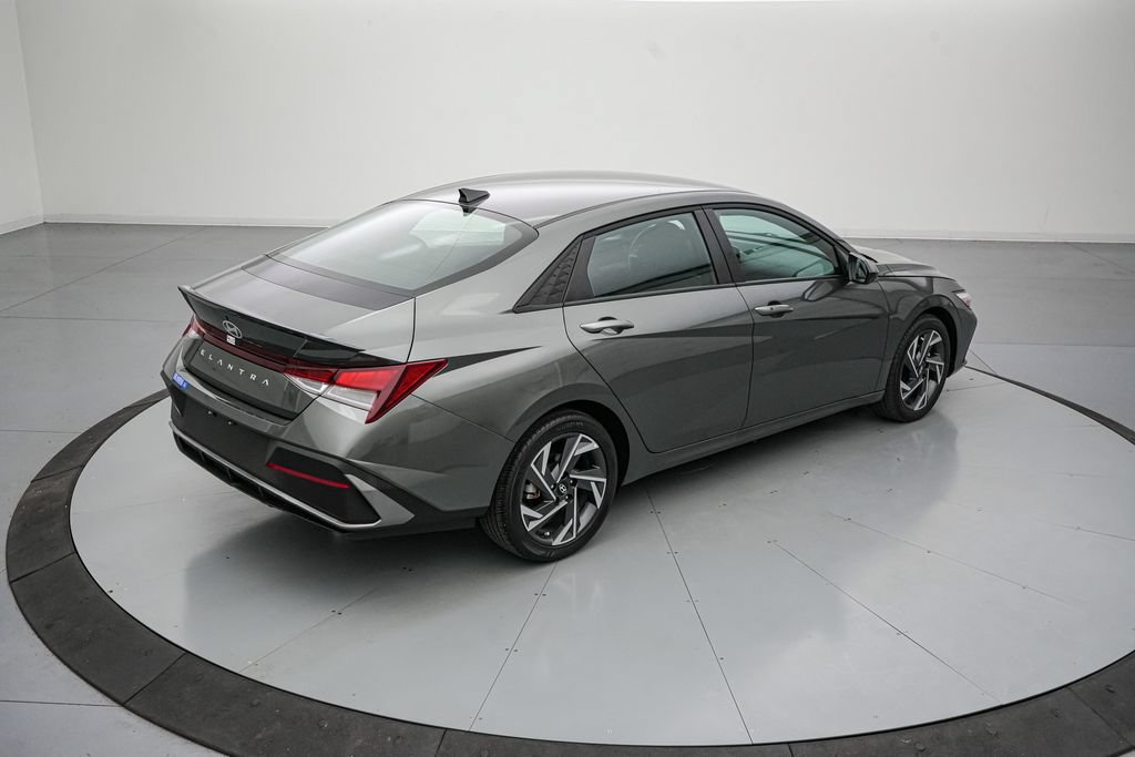 Used 2025 Hyundai Elantra Sport FWD image 4