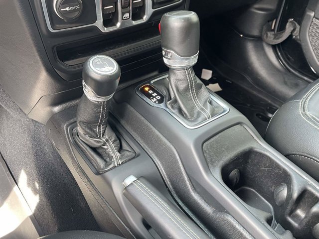 Used 2022 Jeep Gladiator Overland w/ Cold Weather Group AWD/4WD image 17