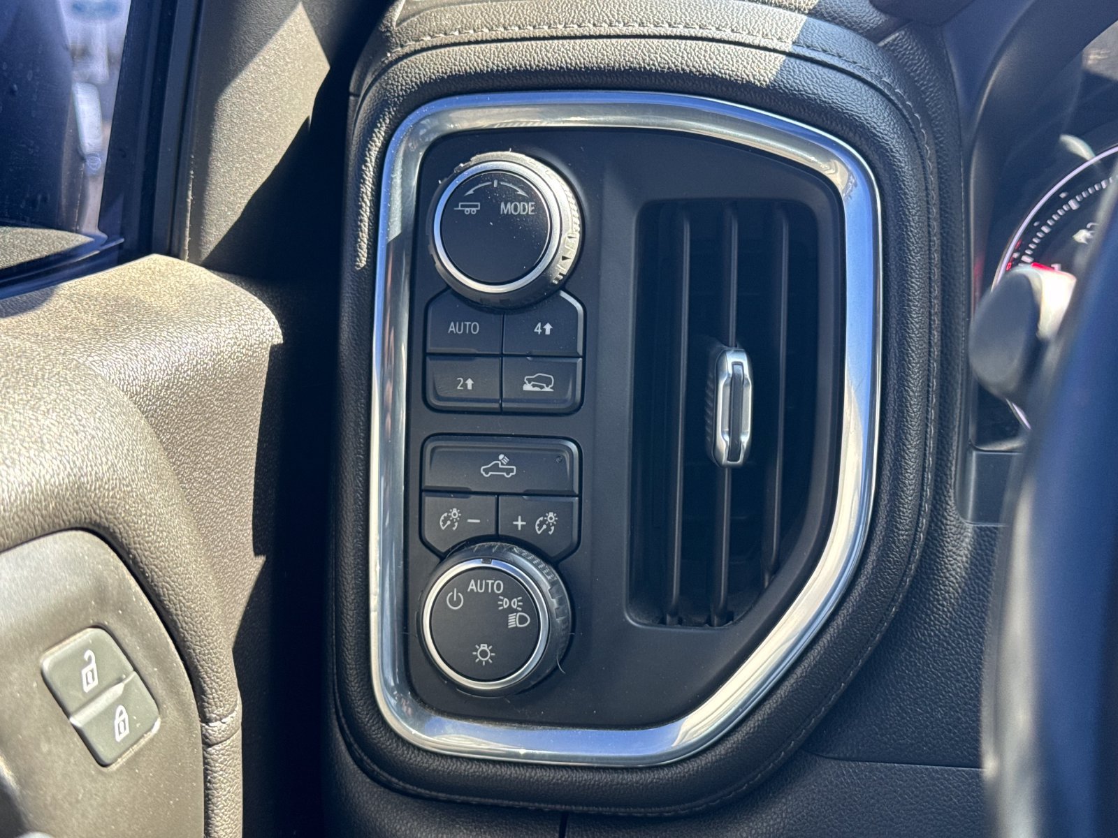 Used 2021 Chevrolet Silverado 1500 LT AWD/4WD image 30