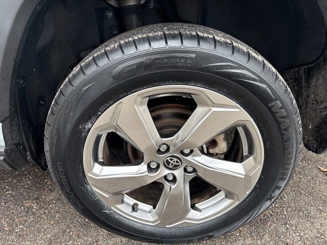 Used 2021 Toyota RAV4 XLE Premium image 12
