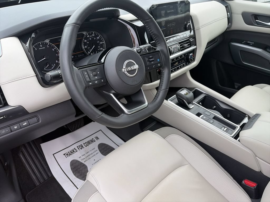 Used 2025 Nissan Pathfinder SL FWD image 11