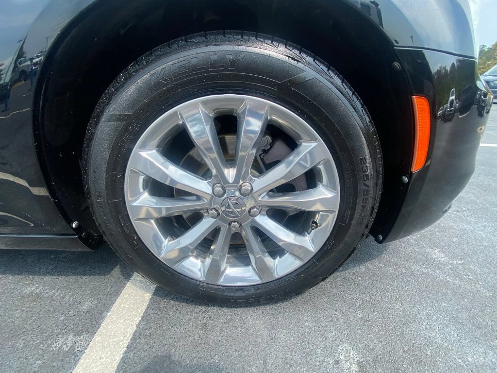 Used 2018 Chrysler 300 Limited AWD/4WD image 30