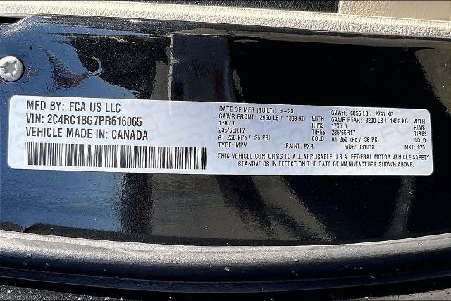 Used 2023 Chrysler Pacifica Touring-L FWD image 34