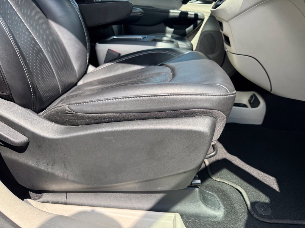 Used 2023 Chrysler Pacifica Touring-L FWD image 17
