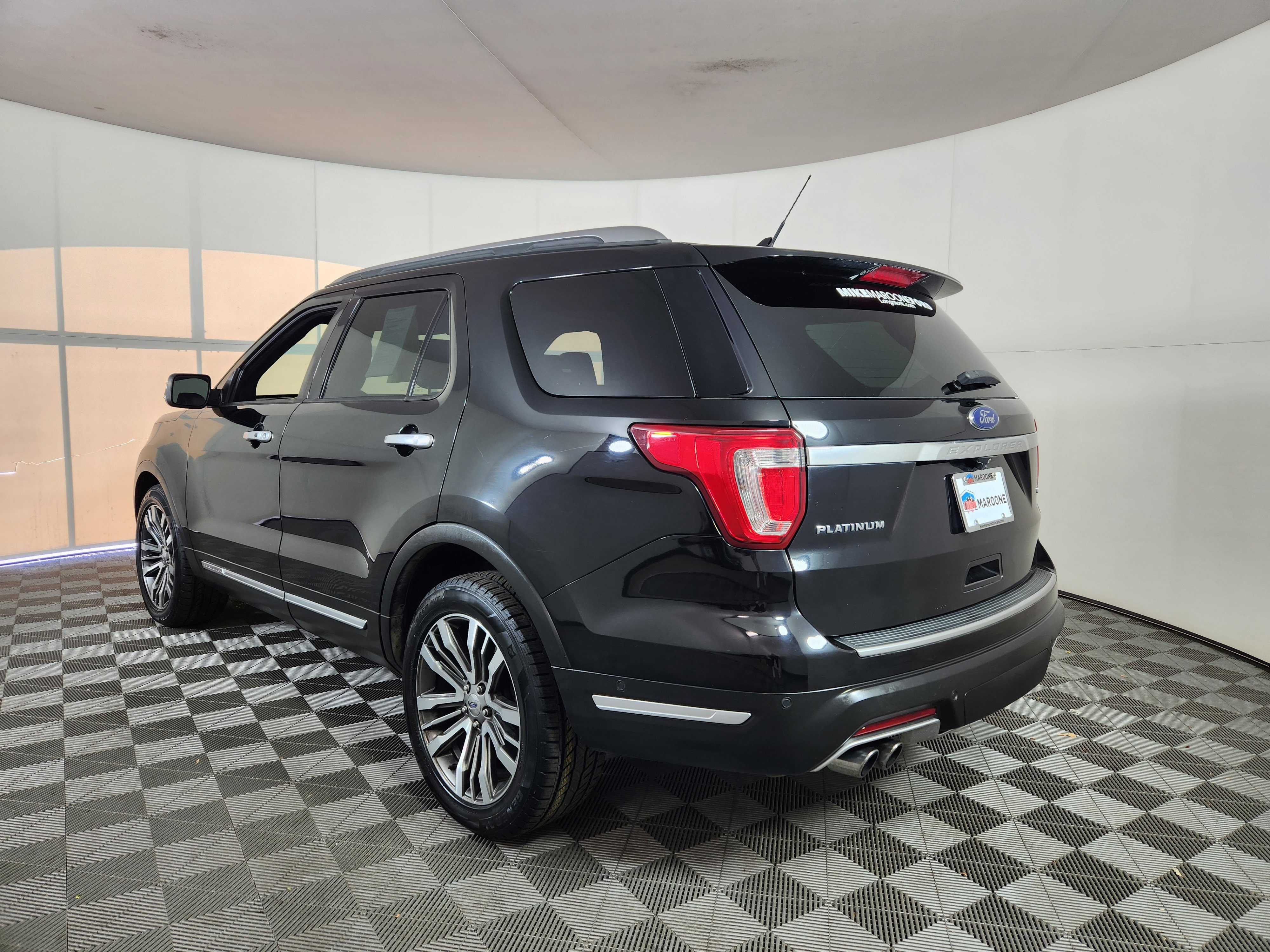 Certified 2018 Ford Explorer Platinum image 3