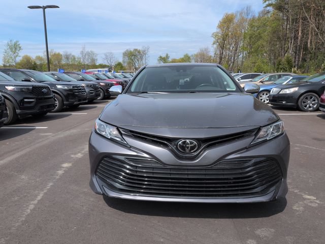 Used 2019 Toyota Camry SE FWD image 2