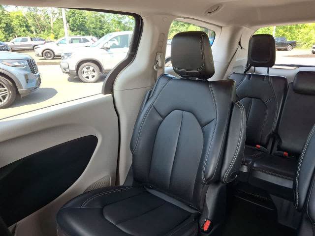 Used 2023 Chrysler Pacifica Touring-L FWD image 12