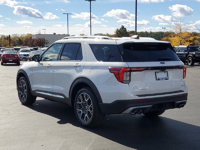 Certified 2025 Ford Explorer Platinum w/ Ultimate Package AWD/4WD image 4