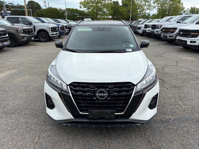 Used 2022 Nissan Kicks SR w/ Premium Package FWD image 2