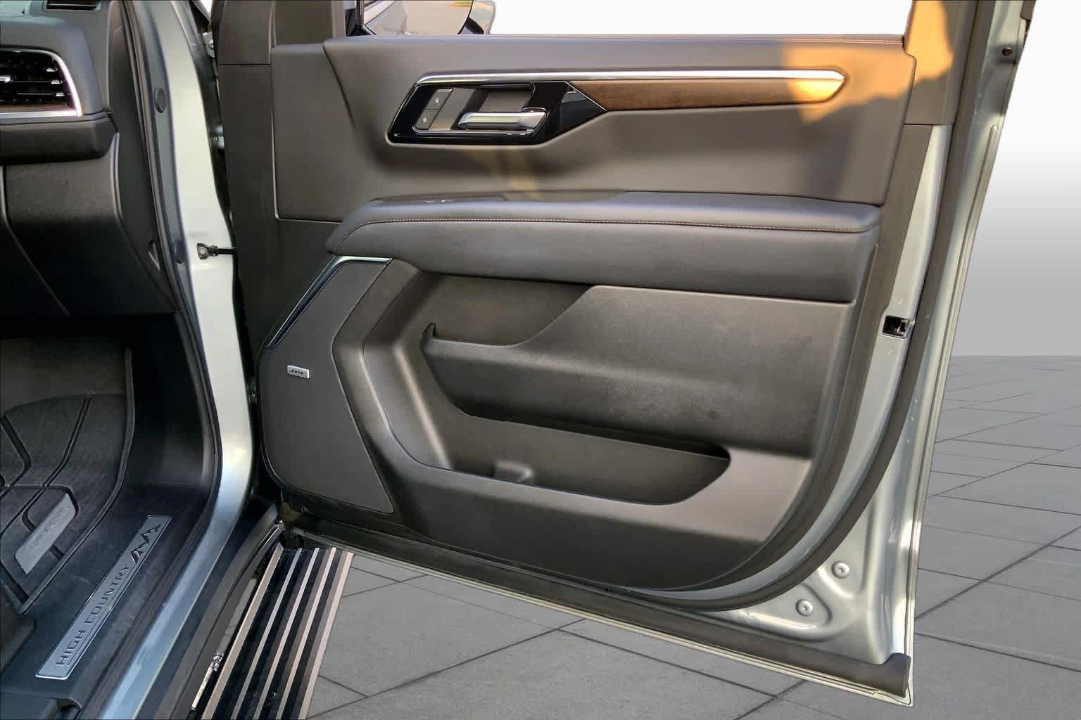 Used 2025 Chevrolet Tahoe High Country AWD/4WD image 22