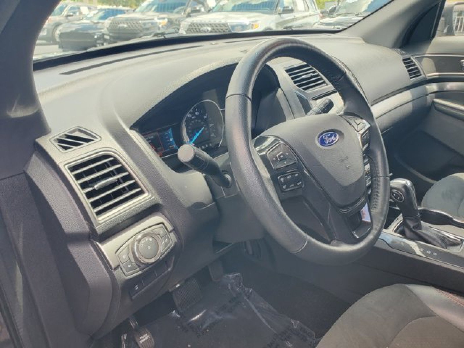 Certified 2019 Ford Explorer XLT w/ Equipment Group 202A FWD image 8
