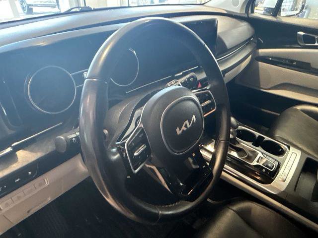 Used 2024 Kia Carnival EX image 9