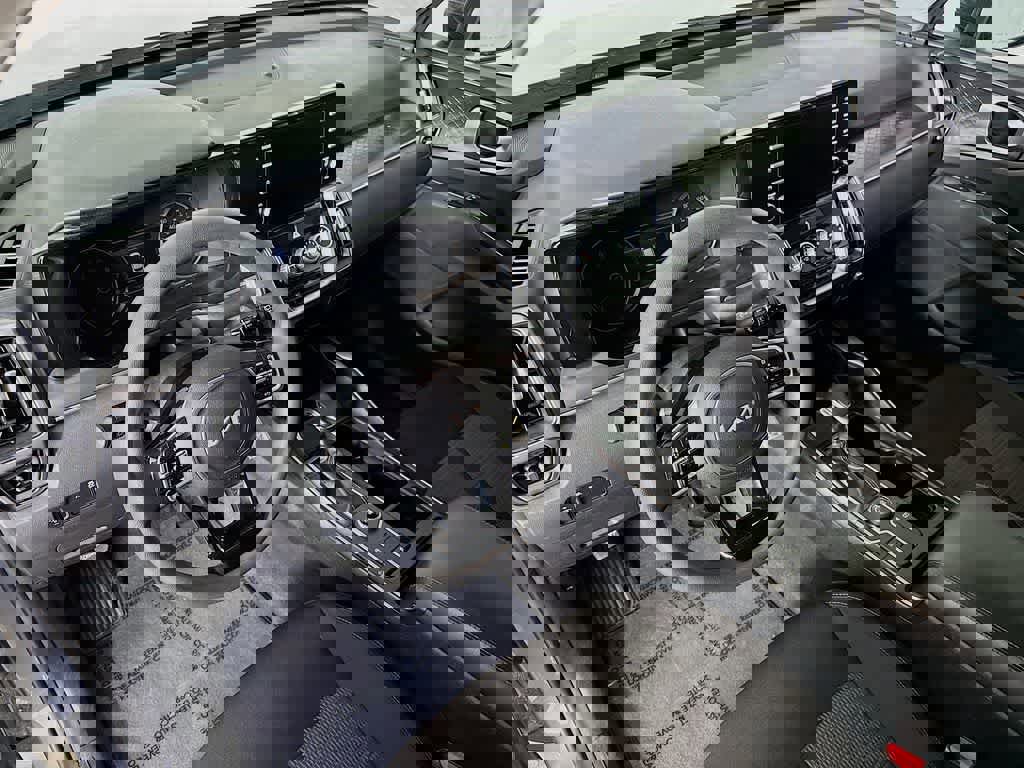 Used 2023 Kia Sorento LX image 9