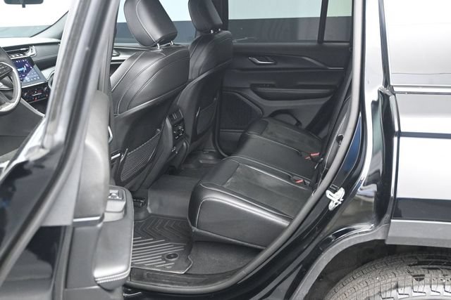 Used 2025 Jeep Grand Cherokee Altitude AWD/4WD image 5