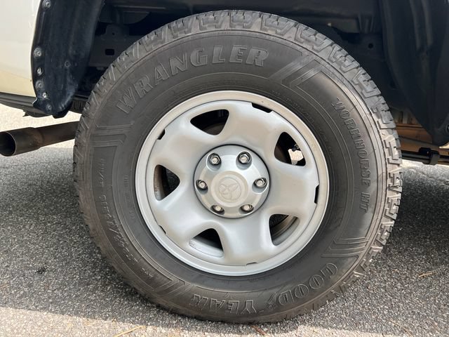 Used 2022 Toyota Tacoma SR w/ SR Convenience Package RWD image 19