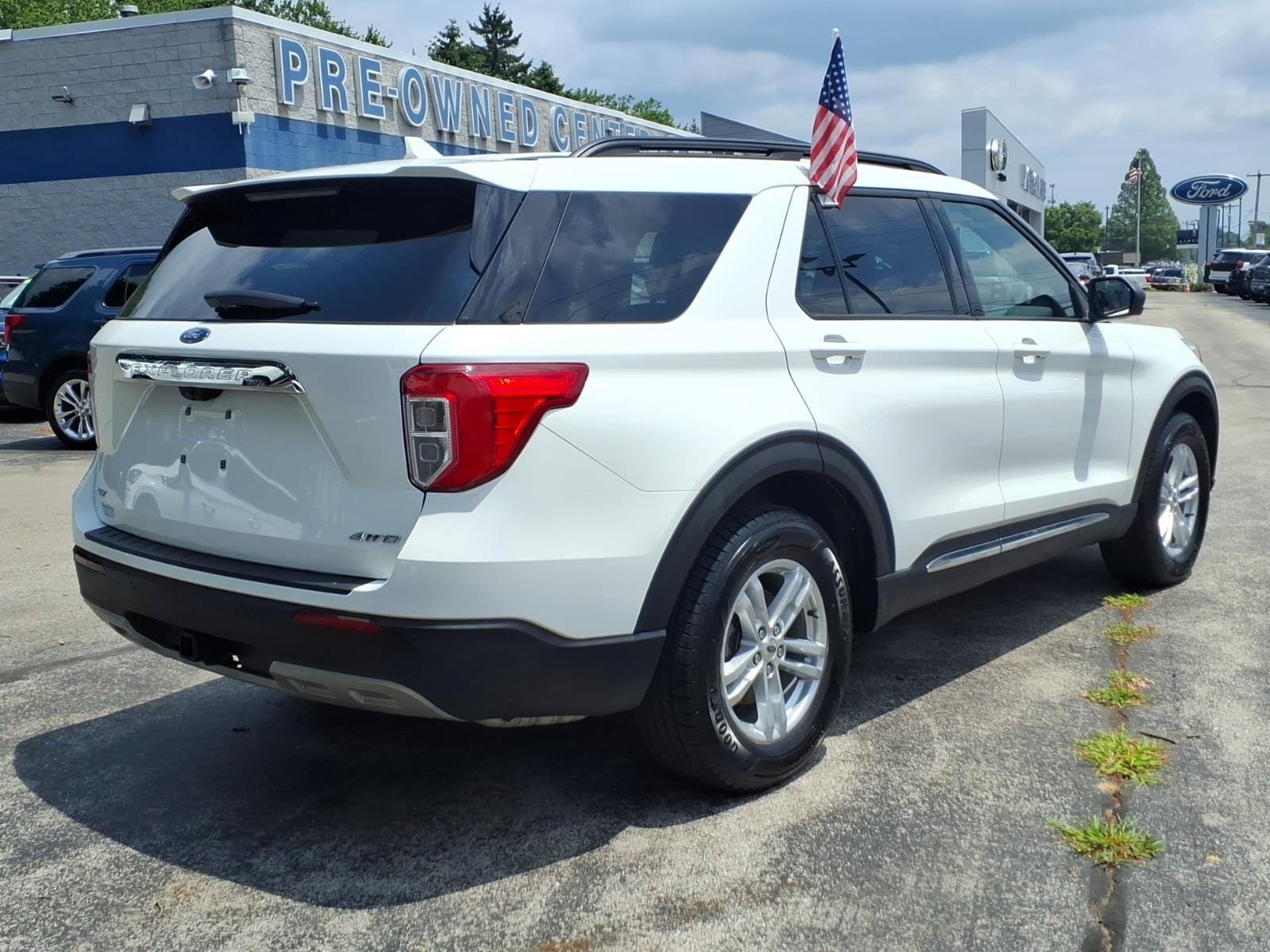 Certified 2022 Ford Explorer XLT w/ Equipment Group 202A AWD/4WD image 4