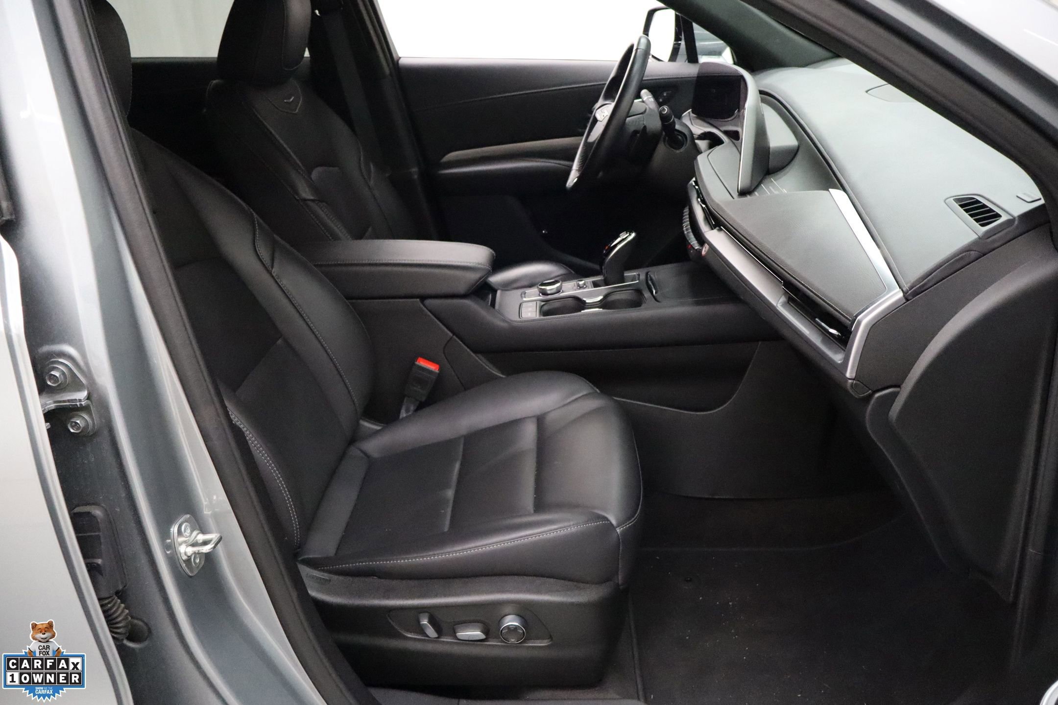 Used 2025 Cadillac XT4 Premium Luxury image 31