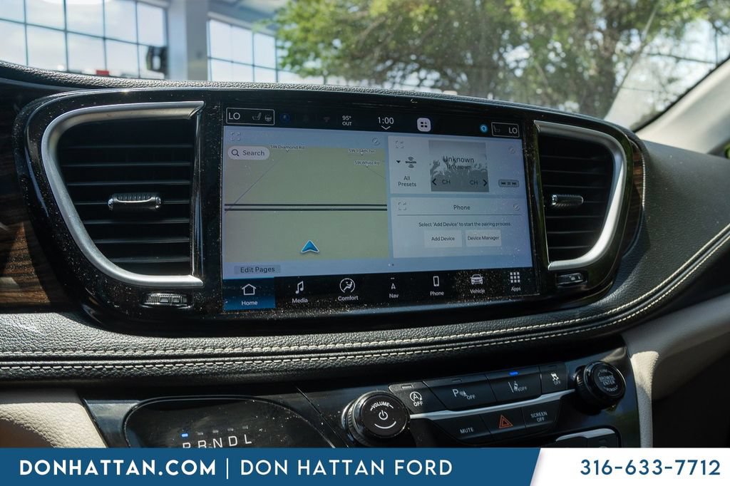 Used 2023 Chrysler Pacifica Limited FWD image 7