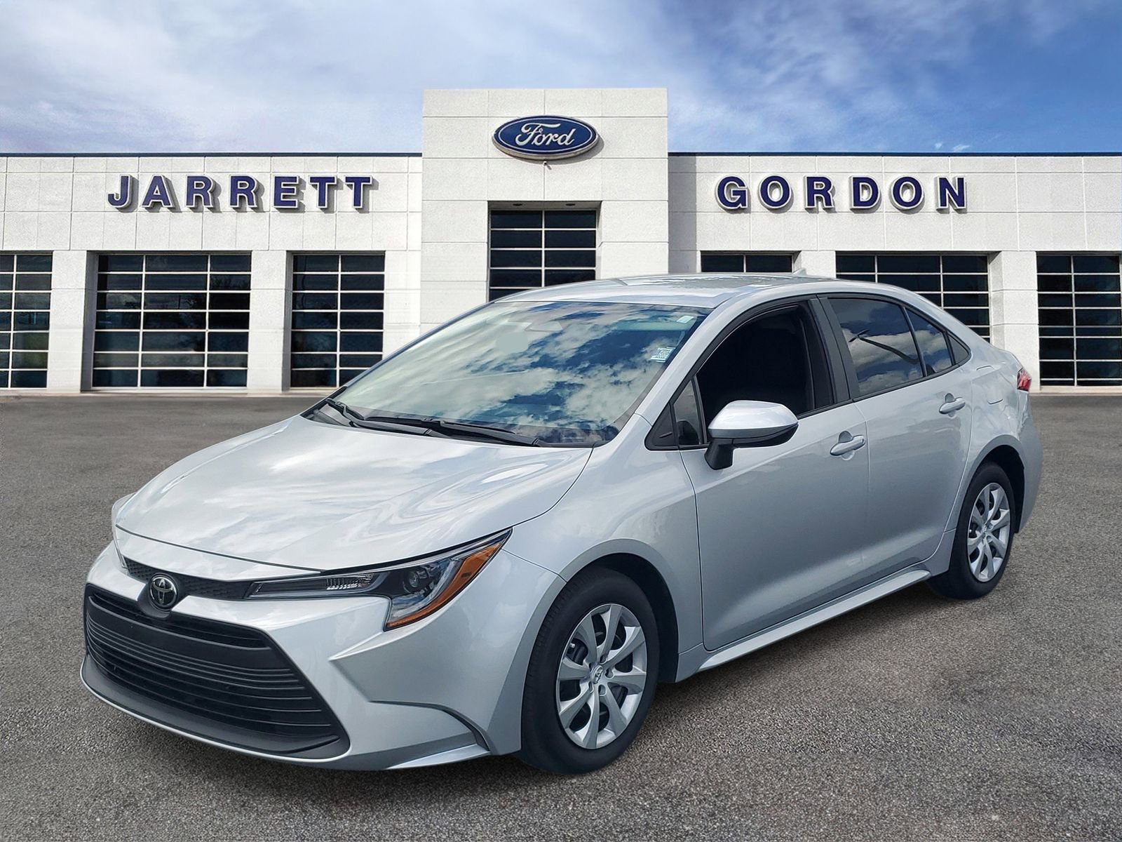 Used 2025 Toyota Corolla LE FWD image 2