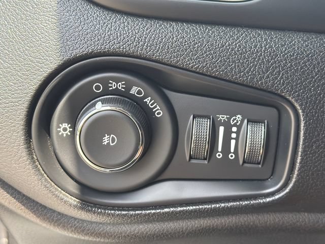 Used 2018 Jeep Renegade Latitude FWD image 34