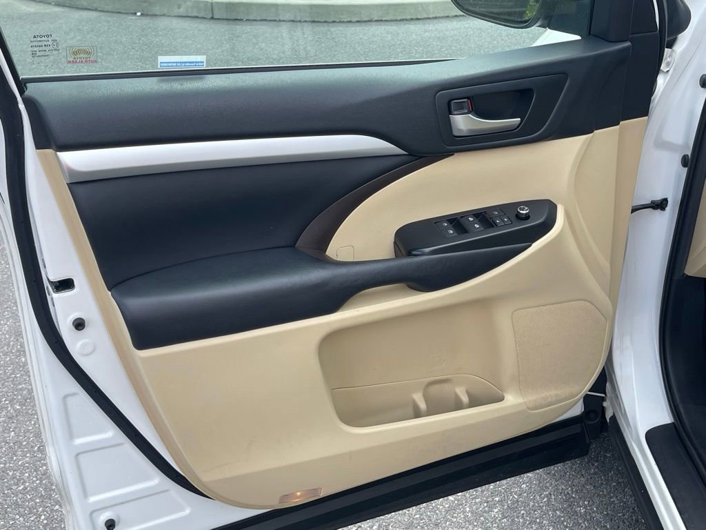 Used 2019 Toyota Highlander XLE AWD/4WD image 25