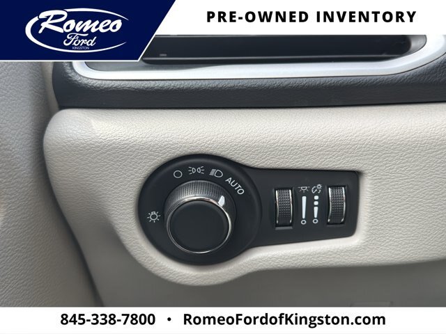 Used 2023 Chrysler Voyager LX FWD image 21