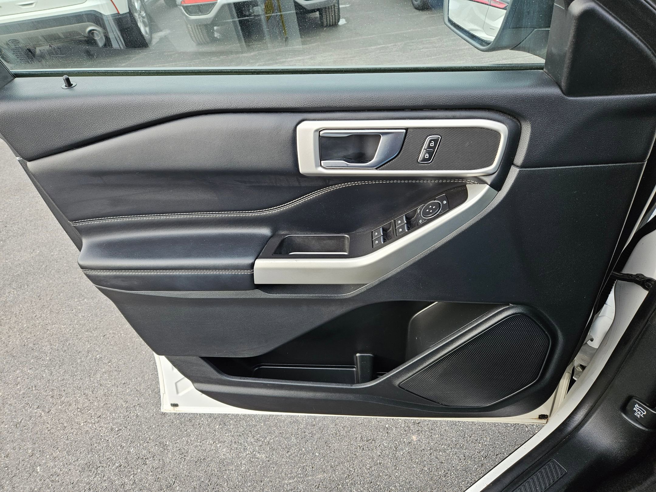 Certified 2022 Ford Explorer XLT w/ Equipment Group 202A image 6