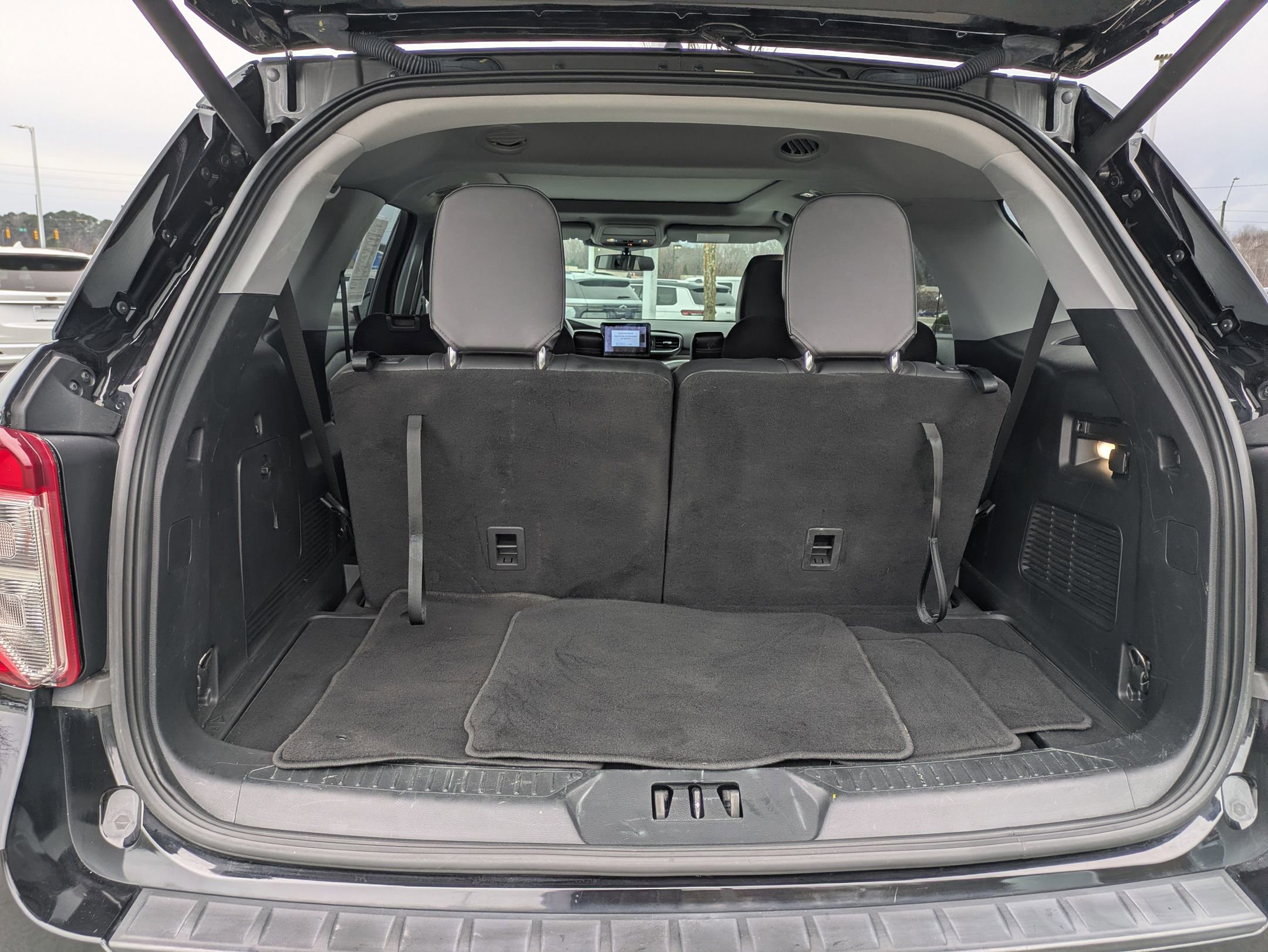 Certified 2022 Ford Explorer XLT w/ Equipment Group 202A image 33