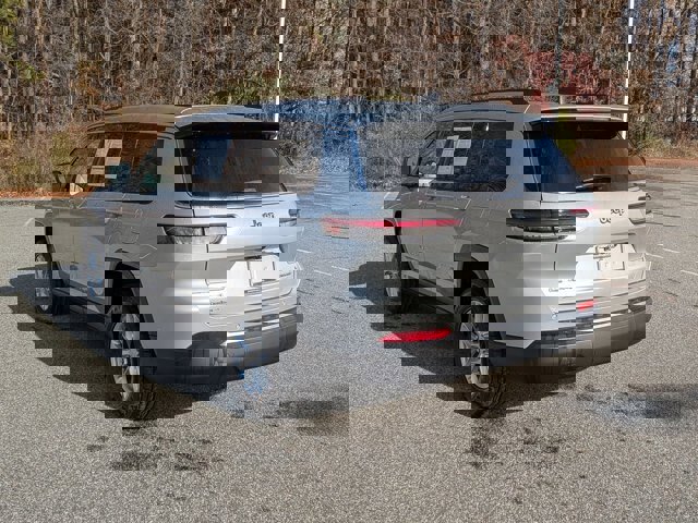 Used 2022 Jeep Grand Cherokee L Laredo w/ Luxury Tech Group I image 3