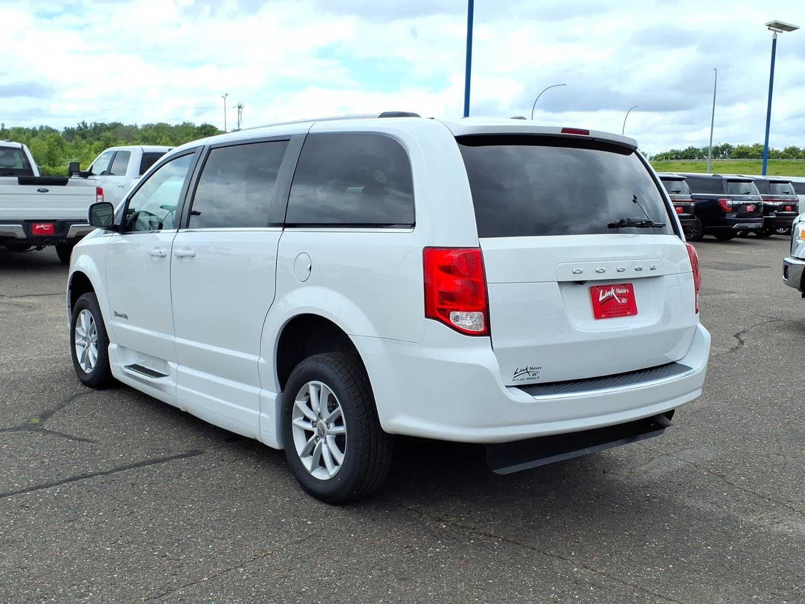 Used 2019 Dodge Grand Caravan SXT FWD image 3