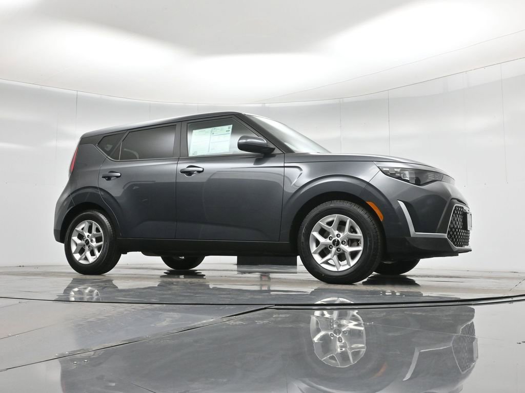 Used 2023 Kia Soul LX w/ Option Group 015 FWD image 4