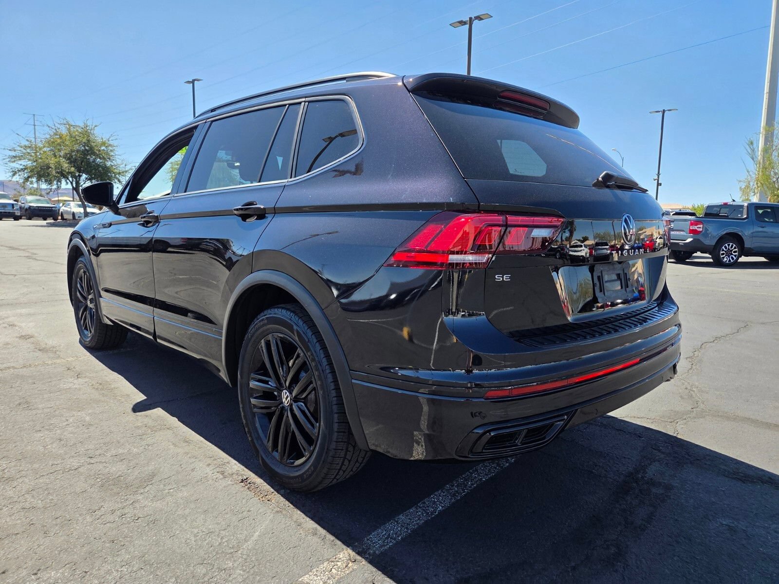 Used 2022 Volkswagen Tiguan SE R-Line FWD image 4