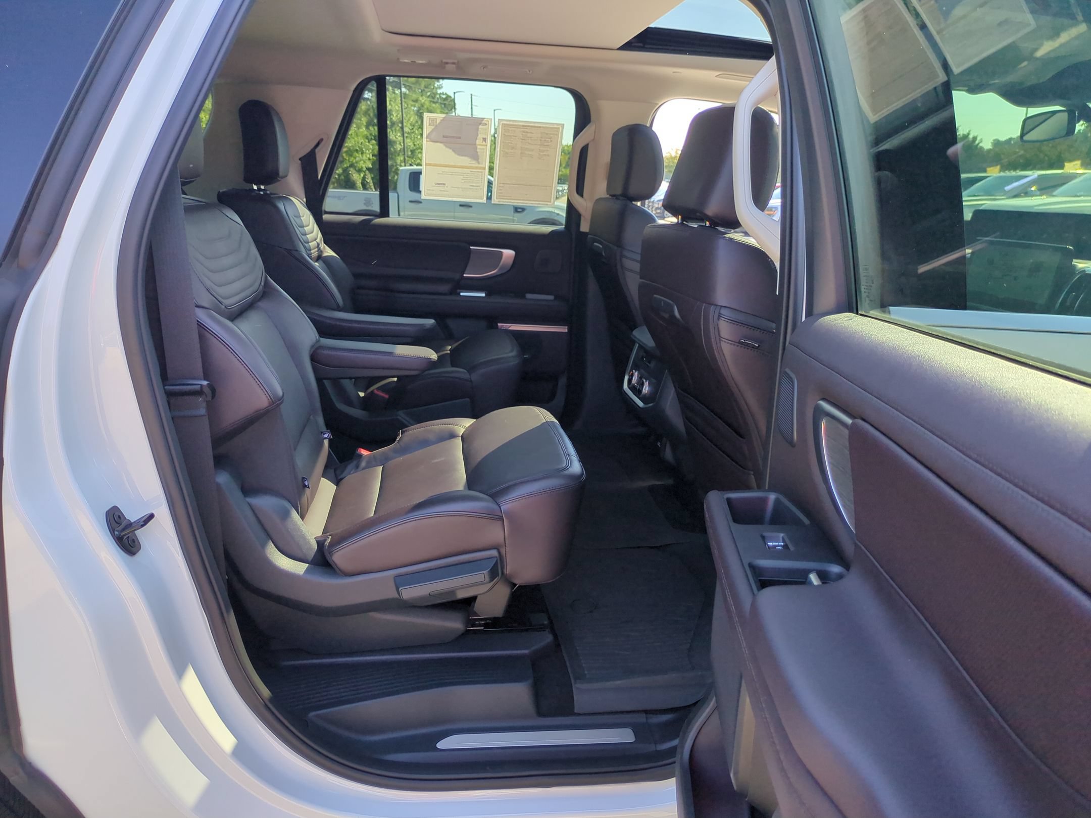 Certified 2025 Ford Expedition Max Platinum w/ Platinum Ultimate Package AWD/4WD image 37