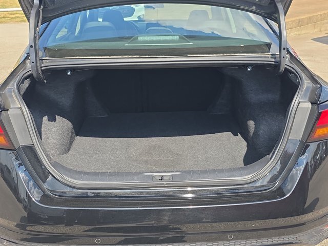 Used 2025 Nissan Altima 2.5 SV FWD image 13