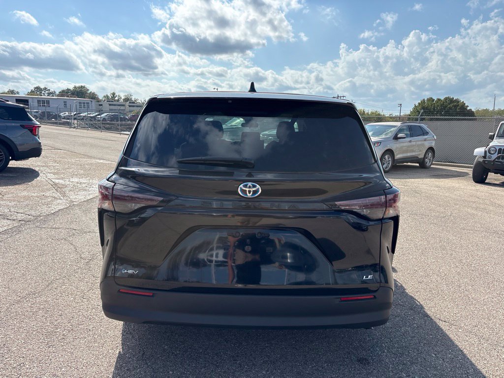 Used 2025 Toyota Sienna LE FWD image 6