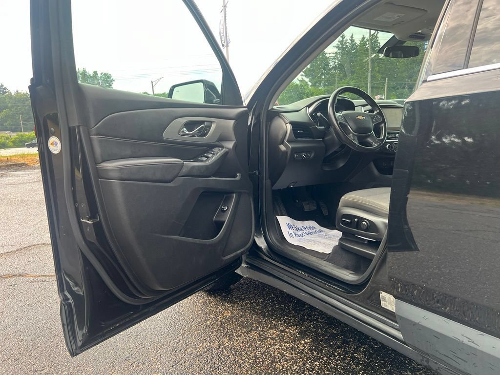 Used 2018 Chevrolet Traverse LT w/ LPO, 'HIT The Road' Package AWD/4WD image 9