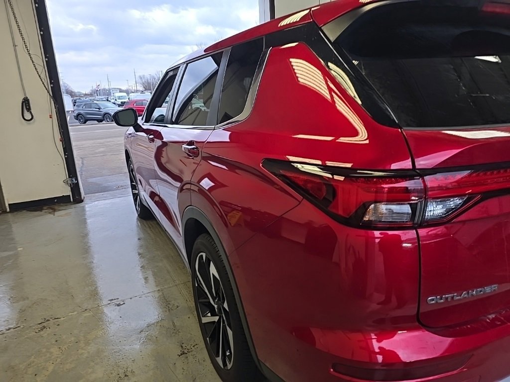 Used 2024 Mitsubishi Outlander SE image 3