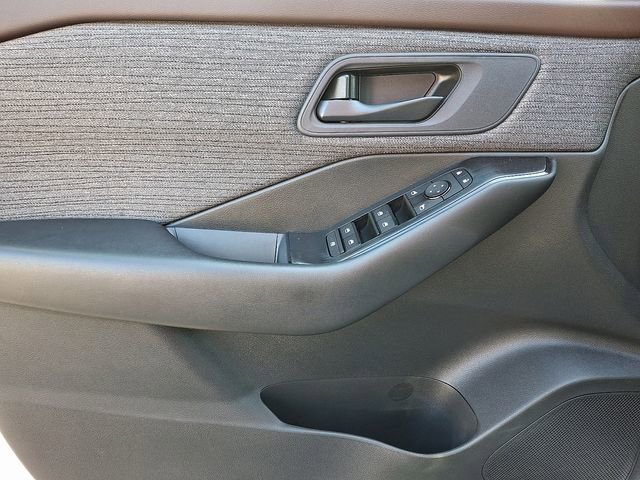 Used 2023 Nissan Rogue S image 14