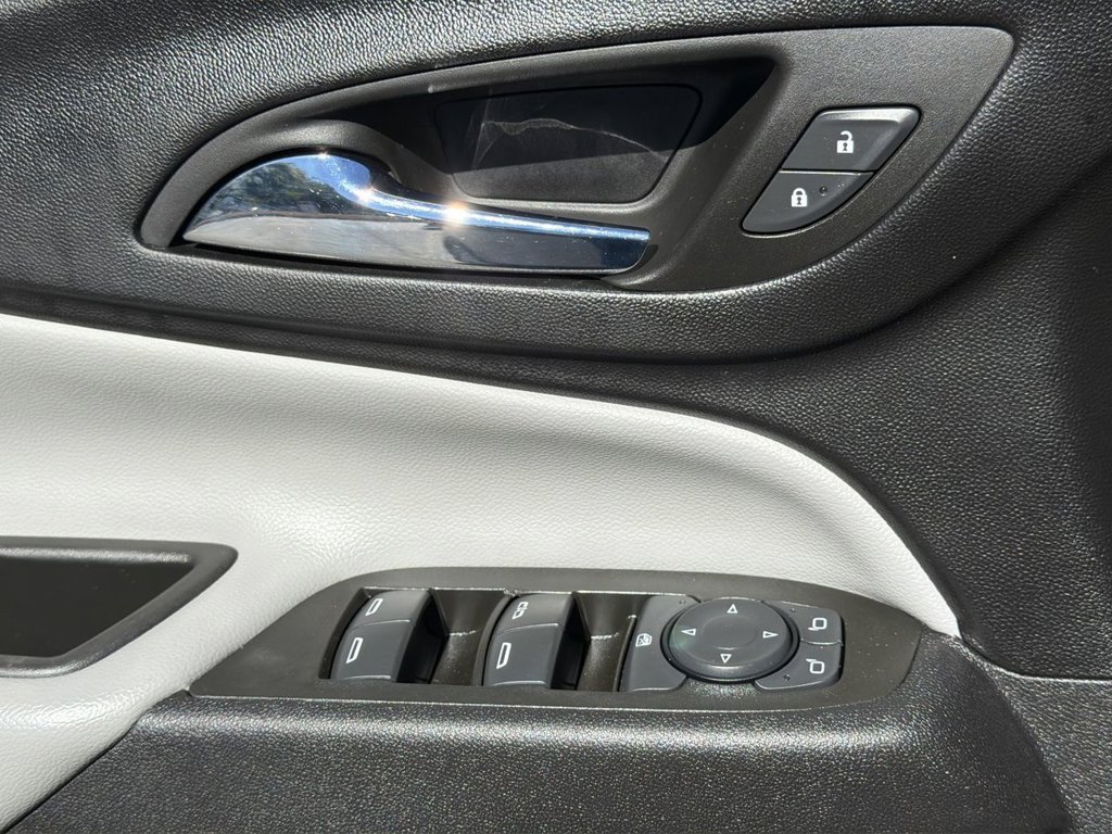 Used 2022 Chevrolet Equinox LS FWD image 21