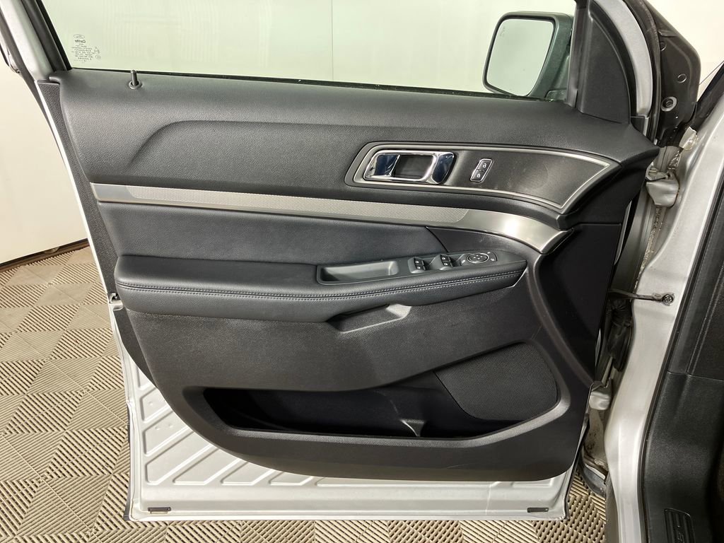 Certified 2018 Ford Explorer XLT w/ Equipment Group 202A image 21