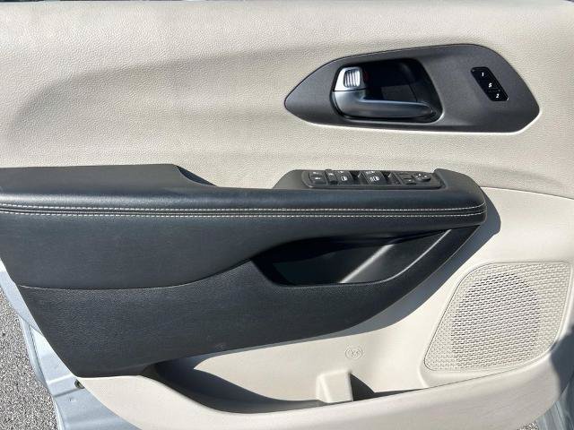 Used 2023 Chrysler Pacifica Touring-L FWD image 20