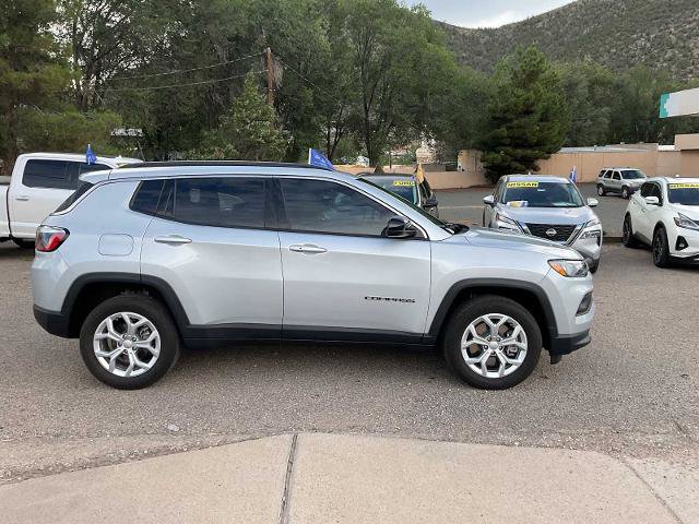 Used 2024 Jeep Compass Latitude AWD/4WD image 2